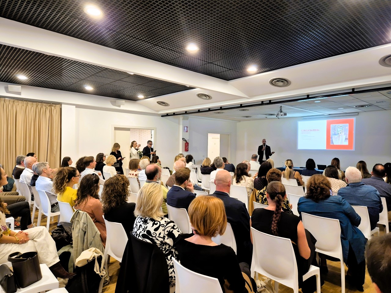 Sala dell'incontro AQUA/MOOD 2026 a Cornate d'Adda con il pubblico di architetti e interior designer